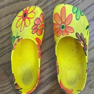 Cute floral Birkenstock’s Size: 9
